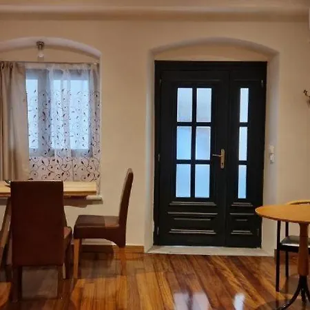 Apple Apartment *